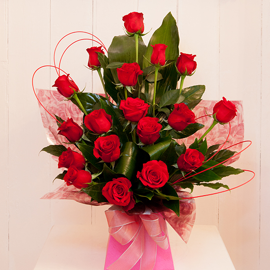 Giftbasket,Gift,red roses,roses,basket,onlineflowerdelivery,present