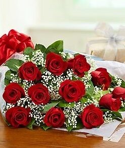 Giftbasket,Gift,red roses,roses,basket,onlineflowerdelivery,present, presentation. wrapped,wrap